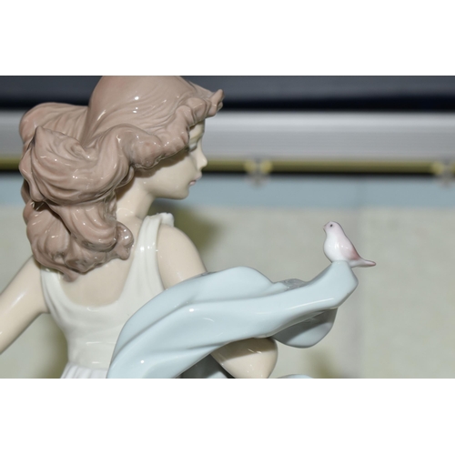 423 - A LLADRO PORCELAIN FIGURE, 'Summer Serenade' from the Women Collection, Model No 6193, sculpted by R... 