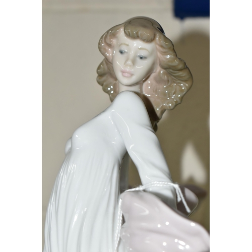 424 - A LLADRO PORCELAIN FIGURE, 'Spring Splendour'  model No.5898, sculpted by Rejino Torrijos, issued 19... 