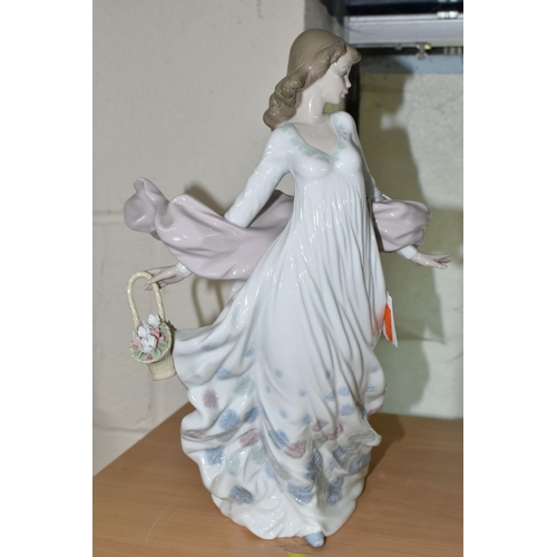 424 - A LLADRO PORCELAIN FIGURE, 'Spring Splendour'  model No.5898, sculpted by Rejino Torrijos, issued 19... 