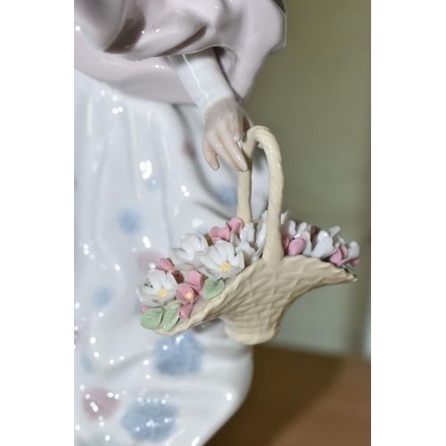 424 - A LLADRO PORCELAIN FIGURE, 'Spring Splendour'  model No.5898, sculpted by Rejino Torrijos, issued 19... 