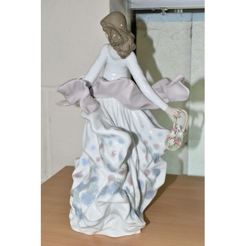 424 - A LLADRO PORCELAIN FIGURE, 'Spring Splendour'  model No.5898, sculpted by Rejino Torrijos, issued 19... 