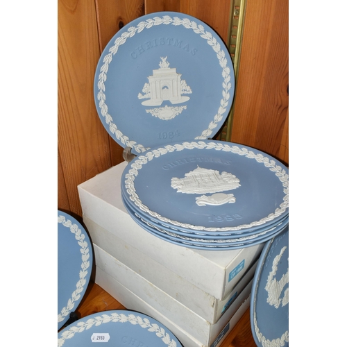 441 - A LARGE QUANTITY OF CHRISTMAS WEDGWOOD BLUE JASPERWARE TANKARDS AND PLATES, comprising fifteen Chris... 