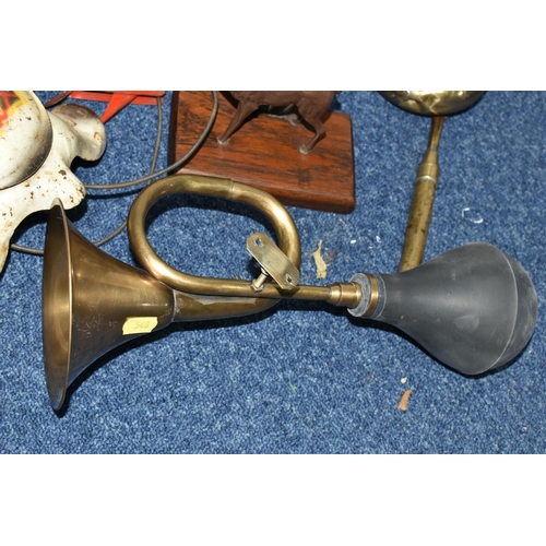 548 - A GROUP OF METALWARE AND SUNDRIES, to include two vintage brass car horns (one missing bulb), an lea... 