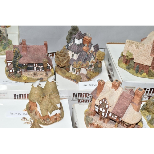 555 - TWENTY EIGHT BOXED LILLIPUT LANE SCULPTURES FROM THE SOUTH EAST COLLECTION, comprising The Kings Arm... 