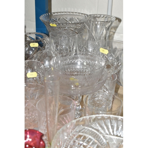 601 - A QUANTITY OF CLEAR AND COLOURED GLASSWARES, to include green and clear glass bowl with a pulled rim... 