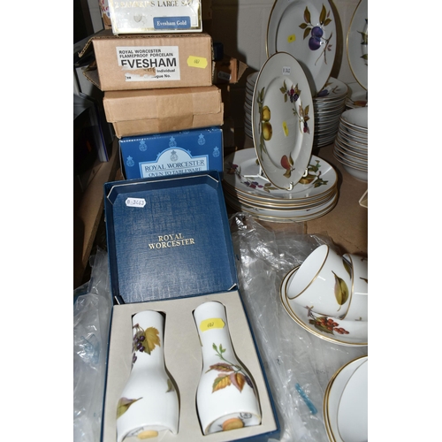 607 - ROYAL WORCESTER 'EVESHAM' PART DINNER SERVICE, comprising thirteen large cups and saucers, four smal... 