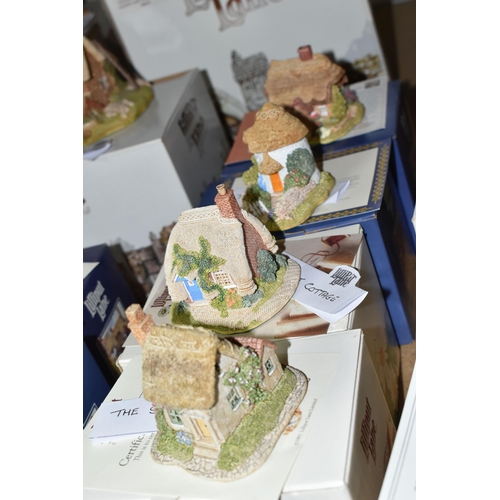 615 - SIXTEEN BOXED LILLIPUT LANE SCULPTURES FROM COLLECTORS CLUB AND SYMBOL OF MEMBERSHIP, comprising fiv... 