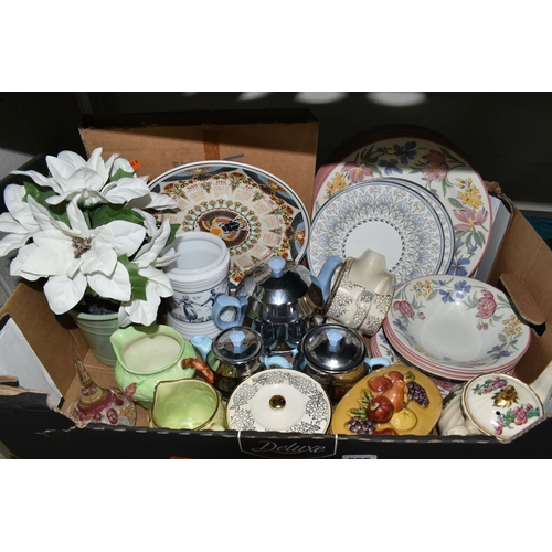 655 - FIVE BOXES OF CERAMICS, GLASS AND SUNDRY ITEMS, to include a boxed Wedgwood 1979 calendar plate, ass... 