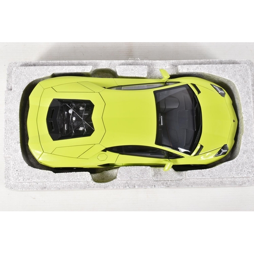 19 - A BOXED AUTOART SIGNATURE MODEL LAMBORGHINI AVENTADOR LP700-4, 1:18 scale, numbered 74668, in verde ... 