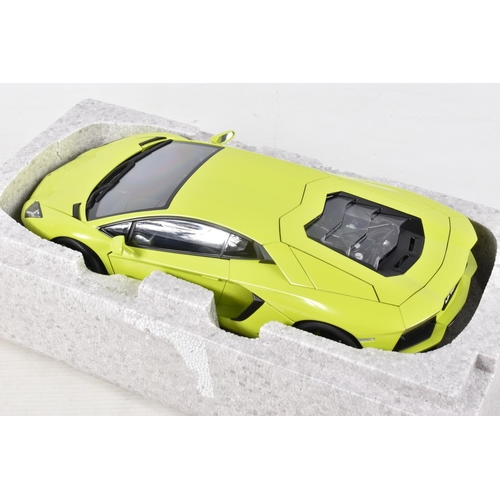 19 - A BOXED AUTOART SIGNATURE MODEL LAMBORGHINI AVENTADOR LP700-4, 1:18 scale, numbered 74668, in verde ... 