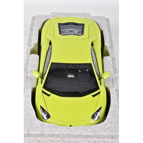 19 - A BOXED AUTOART SIGNATURE MODEL LAMBORGHINI AVENTADOR LP700-4, 1:18 scale, numbered 74668, in verde ... 