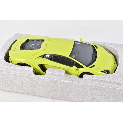 19 - A BOXED AUTOART SIGNATURE MODEL LAMBORGHINI AVENTADOR LP700-4, 1:18 scale, numbered 74668, in verde ... 