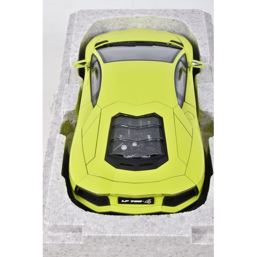 19 - A BOXED AUTOART SIGNATURE MODEL LAMBORGHINI AVENTADOR LP700-4, 1:18 scale, numbered 74668, in verde ... 