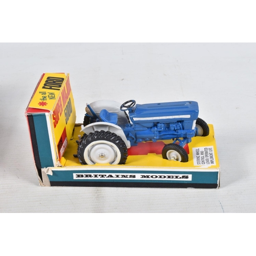 39 - A BOXED BRITAINS FORD SUPER MAJOR 5000 TRACTOR, No.9527, appears complete and in very good condition... 