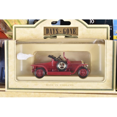 137 - A QUANTITY OF BOXED AND UNBOXED DIECAST VEHICLES, mainly modern items but includes unboxed Corgi Toy... 