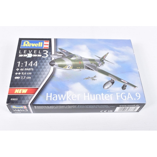 160 - FIVE REVELL UNBUILT BOXED MODEL AIRCRAFT KITS, to include a 1:72 scale Gerneral Dynamics F-16, kit 0... 