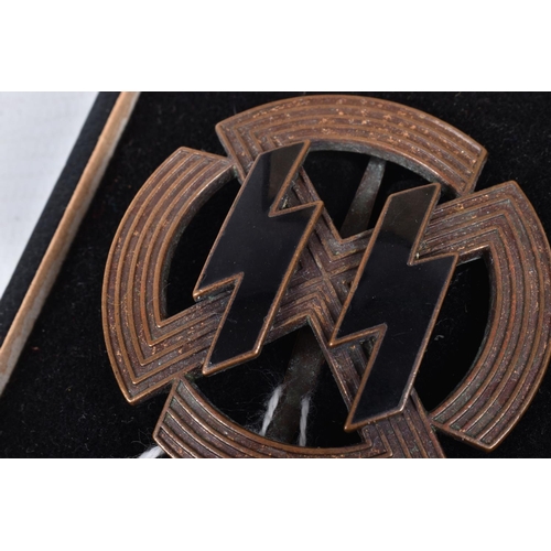 410 - A WWII STYLE GERMAN PROFICIENCY BADGE, this features the SS runes in the centre, the reverse has the... 