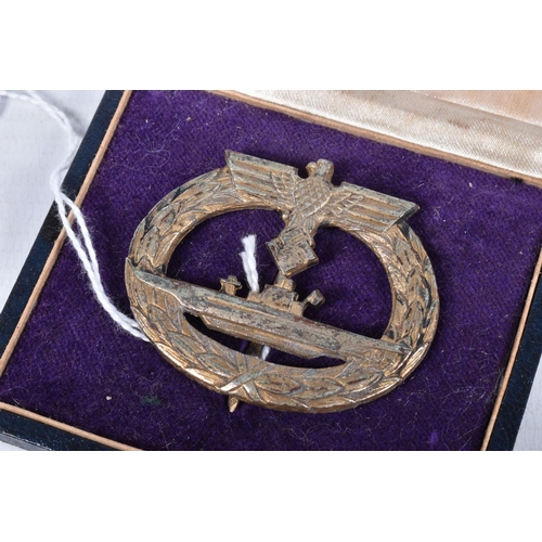 412 - A WWII GERMAN KRIEGSMARINE U-BOAT WAR BADGE, this features a wreath of oak leaves around a U-boat, a... 