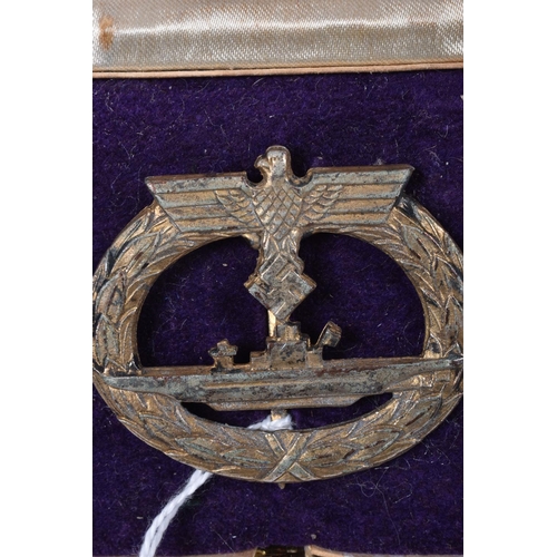 412 - A WWII GERMAN KRIEGSMARINE U-BOAT WAR BADGE, this features a wreath of oak leaves around a U-boat, a... 