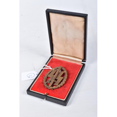 417 - A GERMAN SS SPORTS BADGE IN A FITTED BOX, the award is not makers marked on the reverse and it weigh... 