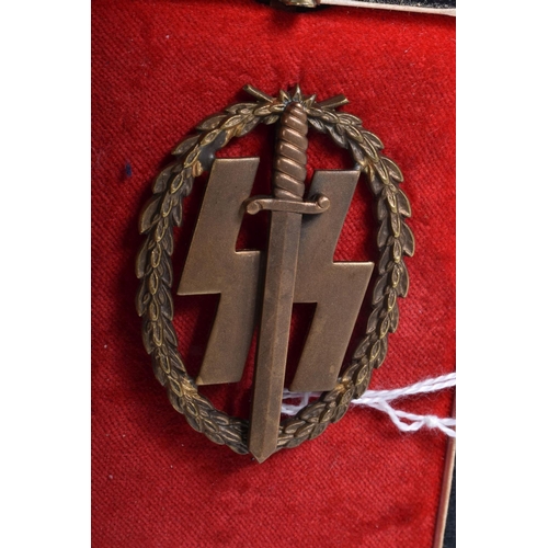 417 - A GERMAN SS SPORTS BADGE IN A FITTED BOX, the award is not makers marked on the reverse and it weigh... 