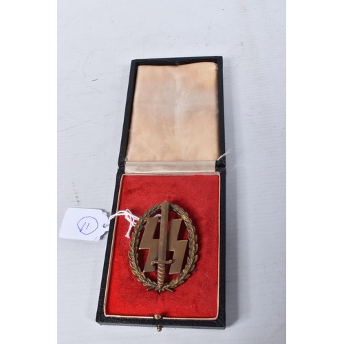 417 - A GERMAN SS SPORTS BADGE IN A FITTED BOX, the award is not makers marked on the reverse and it weigh... 