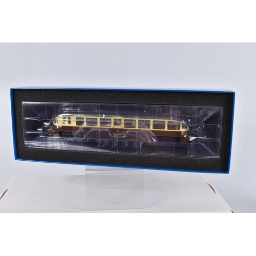 246 - A BOXED DAPOL OO GAUGE STREAMLINED DIESEL RAILCAR, 16 Lined Chocolate and Cream GWR Twin Cities Cres... 