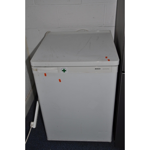 1076 - A BOSCH UNDER COUNTER FRIDGE width 60cm depth 62cm height 85cm (PAT pass and working at 5 degrees)