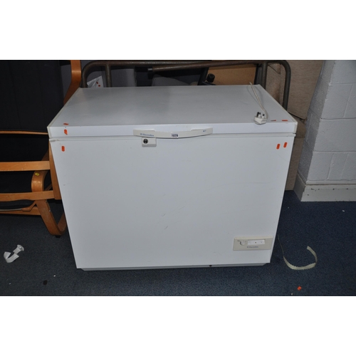 1079 - A LARGE ELECTROLUX CHEST FREEZER, width 105cm depth 65cm height 87cm (PAT pass and working at -27 de... 