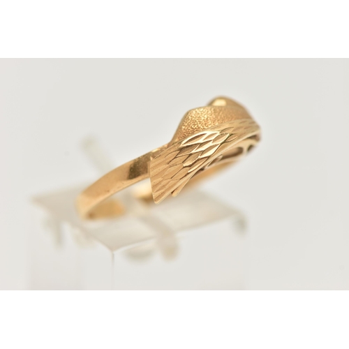 10 - A YELLOW METAL ABSTRACT RING, textured fan detail, to a polished band, unclear marks to the outside ... 