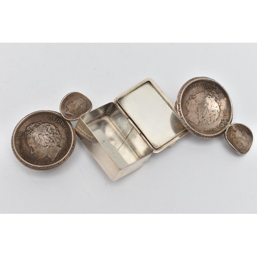 42 - A WHITE METAL SNUFF BOX AND TWO ASHTRAYS, rectangular box featuring two Flintlocks to the hinged cov... 