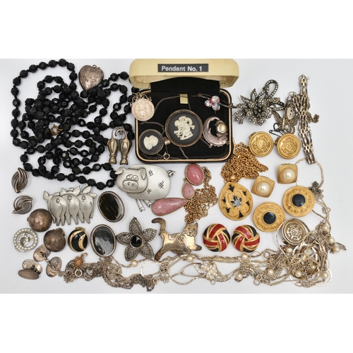 61 - AN ASSORTMENT OF WHITE METAL AND COSTUME JEWELLERY, to include a 'Wedgwood' cameo brooch and pendant... 