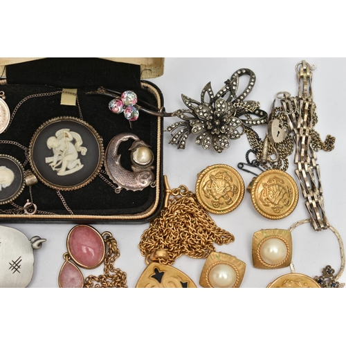 61 - AN ASSORTMENT OF WHITE METAL AND COSTUME JEWELLERY, to include a 'Wedgwood' cameo brooch and pendant... 