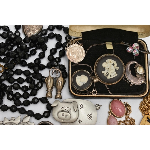 61 - AN ASSORTMENT OF WHITE METAL AND COSTUME JEWELLERY, to include a 'Wedgwood' cameo brooch and pendant... 