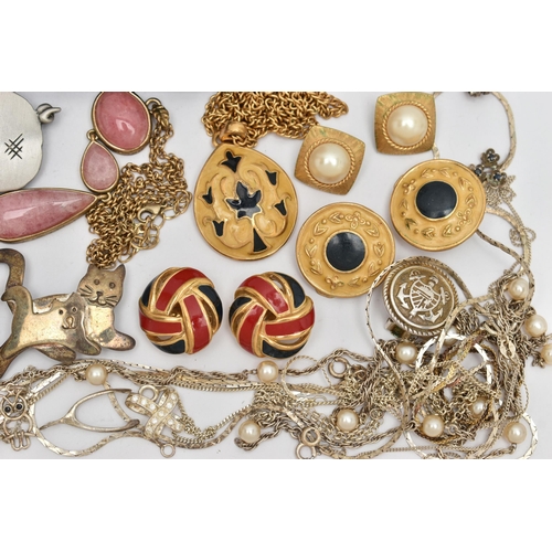 61 - AN ASSORTMENT OF WHITE METAL AND COSTUME JEWELLERY, to include a 'Wedgwood' cameo brooch and pendant... 