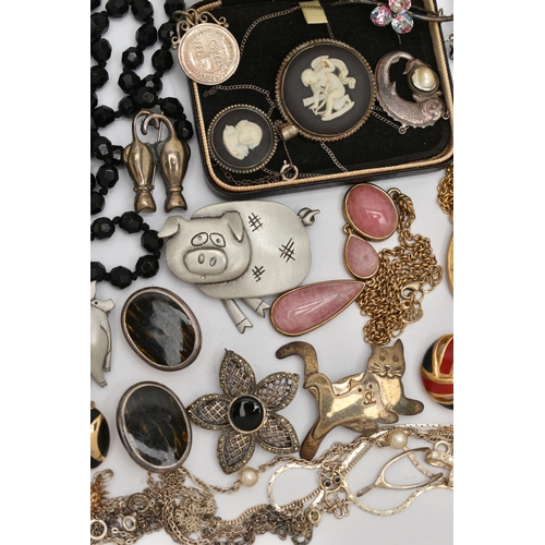 61 - AN ASSORTMENT OF WHITE METAL AND COSTUME JEWELLERY, to include a 'Wedgwood' cameo brooch and pendant... 