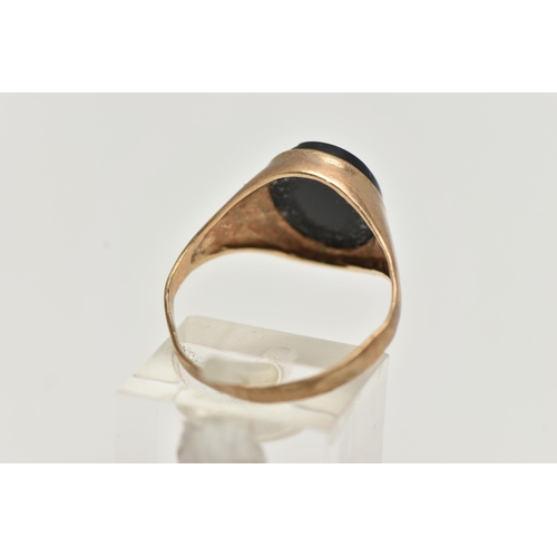 82 - A GENTS 9CT GOLD SIGNET RING, of an oval form, set with an onyx inlay with malachite detail, collet ... 