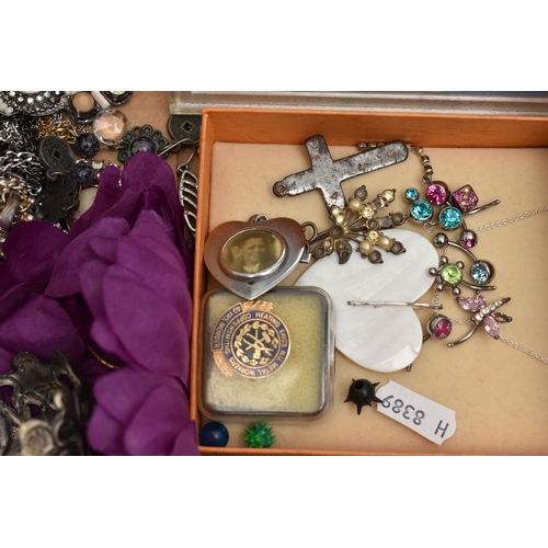 124 - A BOX OF ASSORTED ITEMS, to include a shell cameo pendant, set in a yellow metal mount, stamped 375,... 