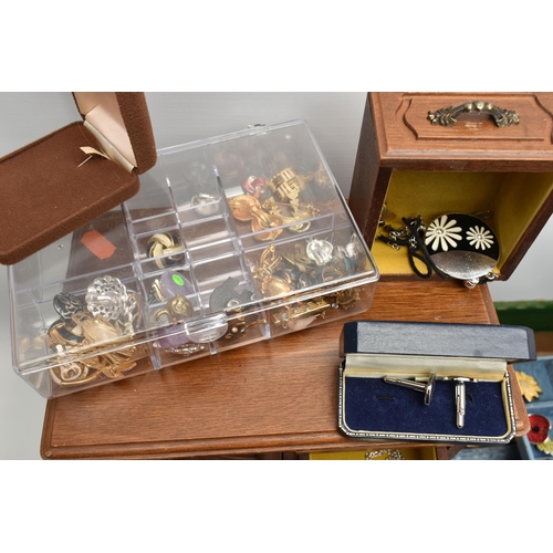 131 - A BOX OF ASSORTED COSTUME JEWELLERY, to include an assortment of beaded jewellery, clip on earrings,... 