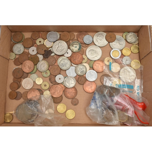 140 - A SMALL CARDBOARD TRAY CONTAINING A SMALL AMOUNT OF MIXED COINS AND USED MIXED BANKNOTES, contains s... 