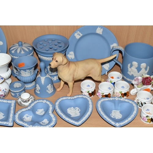 306 - A GROUP OF WEDGWOOD JASPERWARE, A BESWICK LABRADOR AND VARIOUS GIFTWARES, to include sixteen pieces ... 