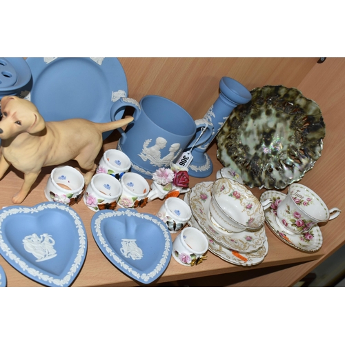 306 - A GROUP OF WEDGWOOD JASPERWARE, A BESWICK LABRADOR AND VARIOUS GIFTWARES, to include sixteen pieces ... 