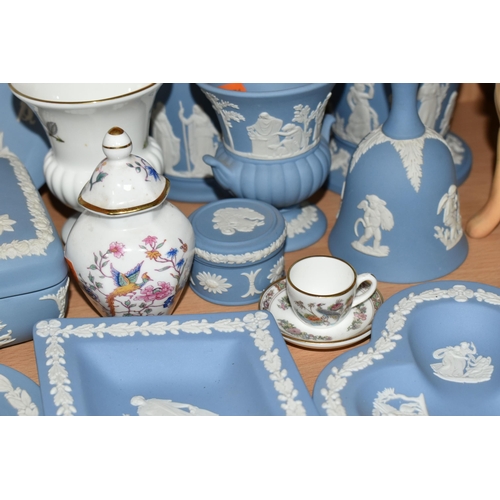 306 - A GROUP OF WEDGWOOD JASPERWARE, A BESWICK LABRADOR AND VARIOUS GIFTWARES, to include sixteen pieces ... 