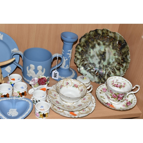 306 - A GROUP OF WEDGWOOD JASPERWARE, A BESWICK LABRADOR AND VARIOUS GIFTWARES, to include sixteen pieces ... 