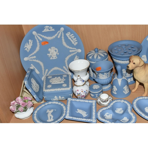 306 - A GROUP OF WEDGWOOD JASPERWARE, A BESWICK LABRADOR AND VARIOUS GIFTWARES, to include sixteen pieces ... 