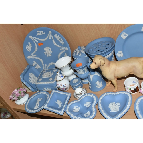 306 - A GROUP OF WEDGWOOD JASPERWARE, A BESWICK LABRADOR AND VARIOUS GIFTWARES, to include sixteen pieces ... 