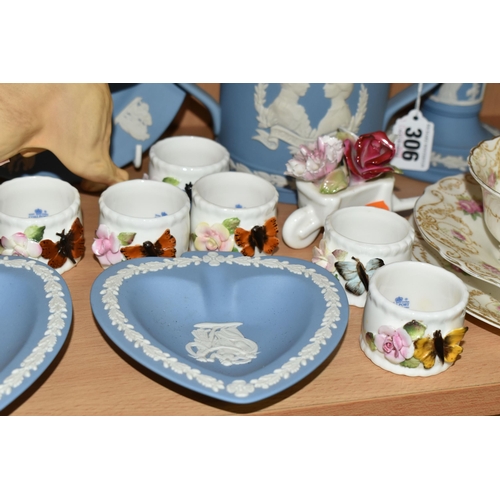 306 - A GROUP OF WEDGWOOD JASPERWARE, A BESWICK LABRADOR AND VARIOUS GIFTWARES, to include sixteen pieces ... 