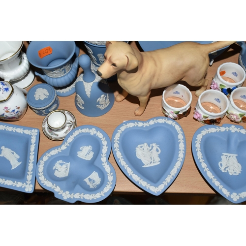 306 - A GROUP OF WEDGWOOD JASPERWARE, A BESWICK LABRADOR AND VARIOUS GIFTWARES, to include sixteen pieces ... 