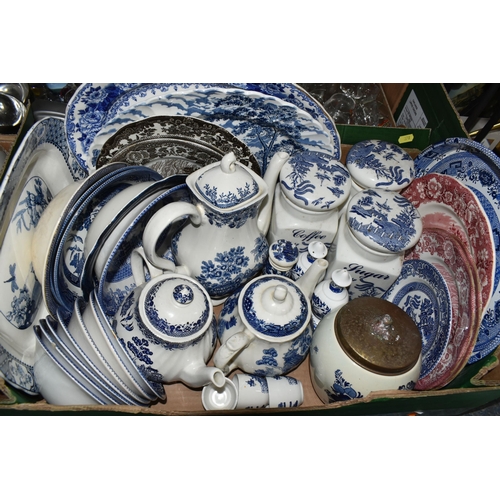 378 - SEVEN BOXES AND LOOSE CERAMICS AND GLASS WARES, to include a quantity of Willow Pattern and other bl... 