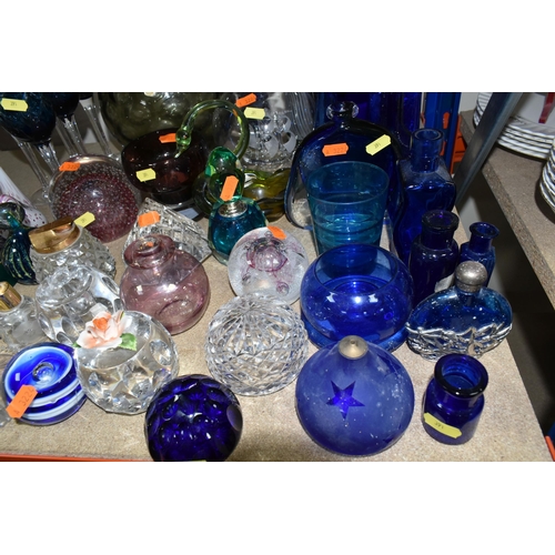 391 - A SELECTION OF DECORATIVE GLASSWARES ETC, to include a striped glass vase, approximate height 40cm, ... 